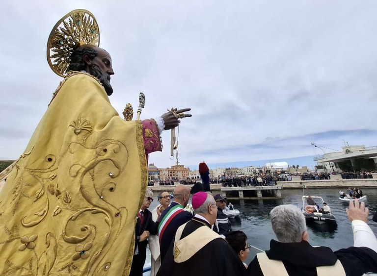 «San Nicola, tu che venisti dal mare come dono di Dio, entra ancora oggi nel cuore di questa città»