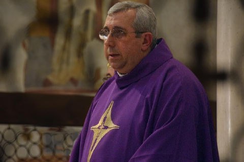 «Sotto il lieve peso delle ceneri, chiniamo il capo e abbassiamo il nostro orgoglio devastante»