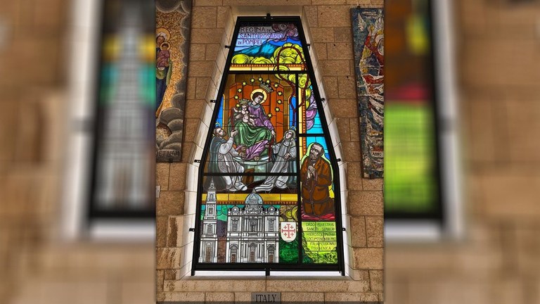Vetrata con la Madonna di Pompei donata alla Basilica dell'Annunciazione di Nazaret