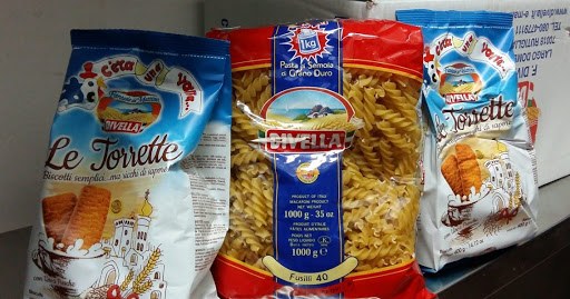 Pasta e biscotti per le famiglie di Bari Vecchia