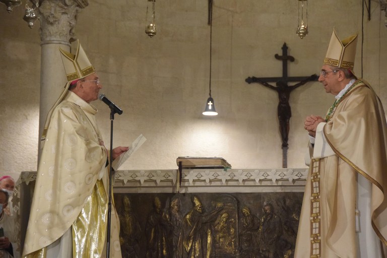 Saluto di mons. Francesco Cacucci all’Arcivescovo mons. Giuseppe Satriano alla consegna del pastorale
