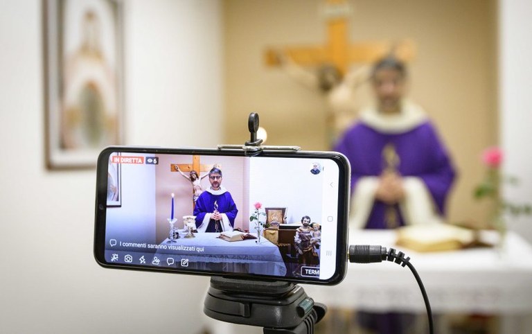 Ufficio Comunicazioni Sociali: Celebrare in diretta tv o in streaming