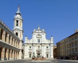 1112px-basilica_pontificia_della_santa_casa_di_loreto_2009350.jpg