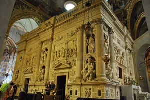 1200px-santuario_della_santa_casa_in_loreto_-_casa_santa_2009363.jpg