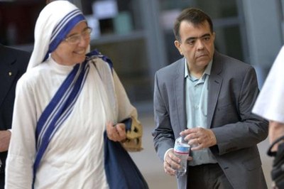 Marcilio Haddad Andrino assieme a una suoradella Congregazione delle Missionarie della Carità fondata da Madre Teresa