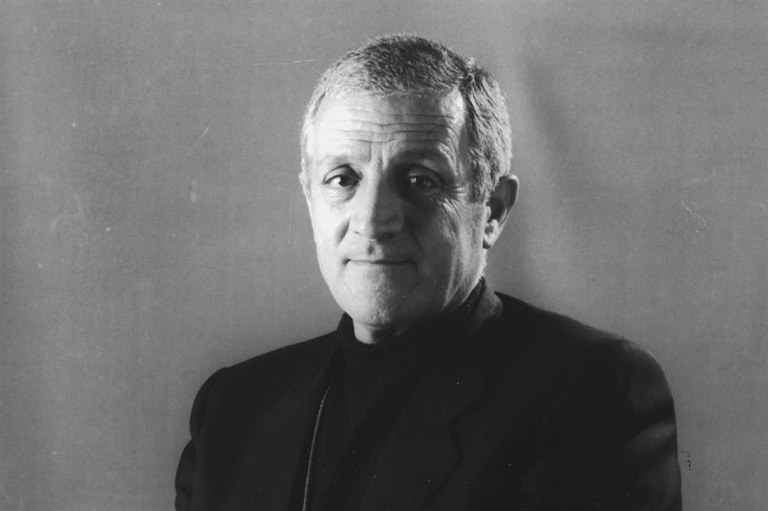 Monsignor Tonino Bello in un ritratto del 1990 - Archivio Siciliani