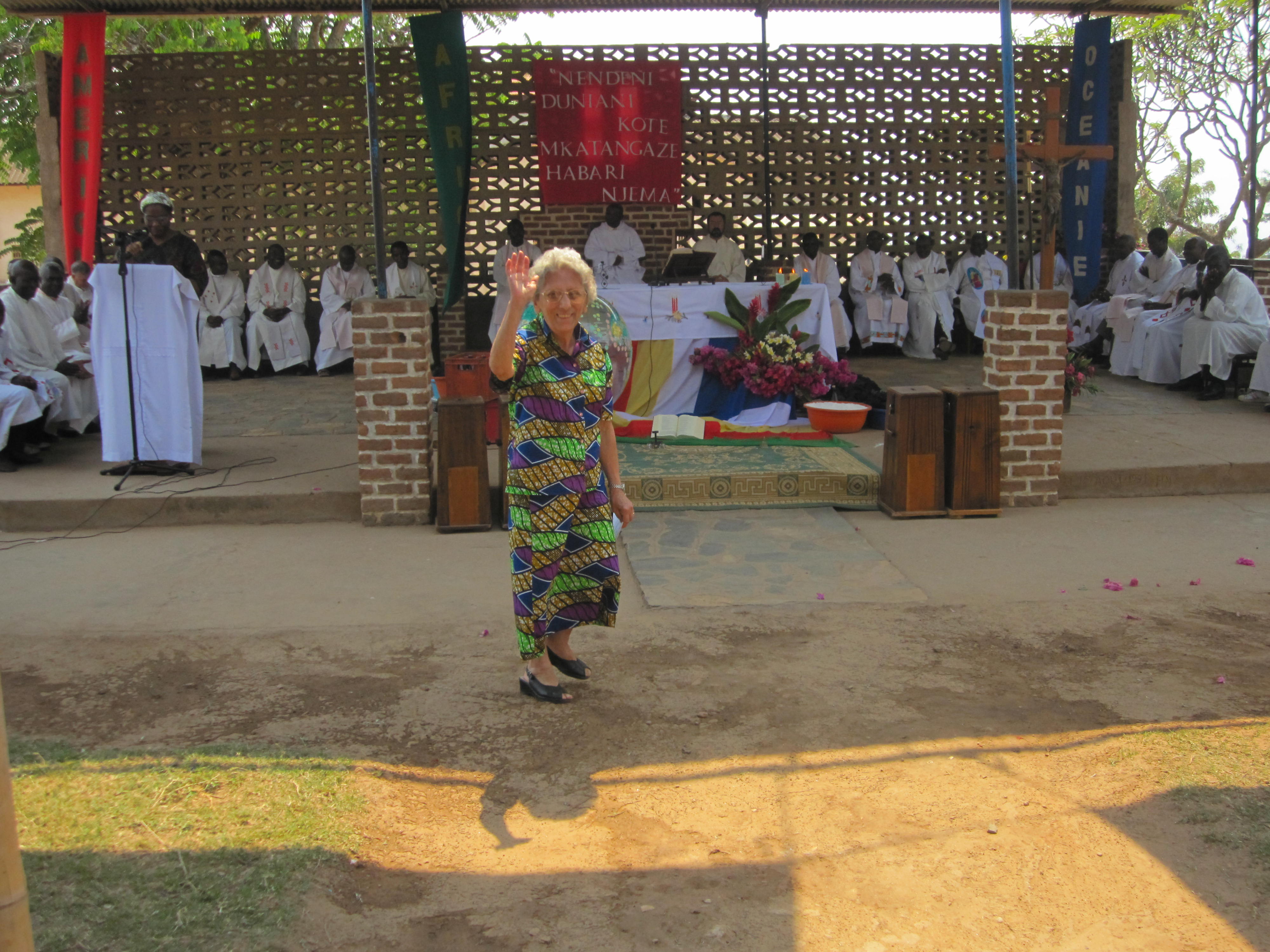 2010. Uvira, (RD Congo). Rosetta saluta durante la celebrazione nel 50° della presenza delle saveriane.JPG