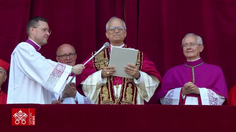 “La pace sia con voi, Dio ama tutti”, l’abbraccio di Leone XIV alla Chiesa e al mondo