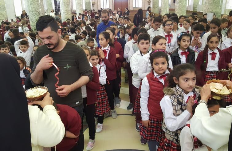 Qaraqosh: i bambini della scuola riaperta, a messa, per la domenica delle Palme 29060116_583938425273875_3168403426456404289_o-755x491.jpg