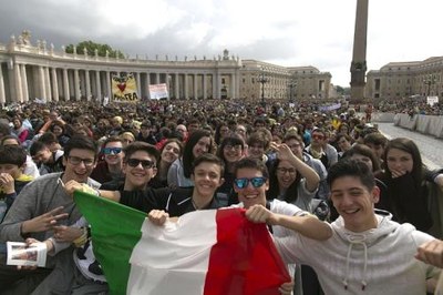 Piazza San Pietro invasa da 70mila adolescenti, sabato 23 aprile (Foto Siciliani)