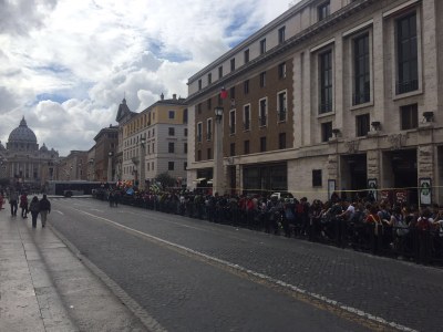 Via della Conciliazione, la lunga fila dei ragazzi