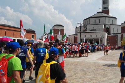 Fila interminabile per passare la Porta Santa al santuario GpII