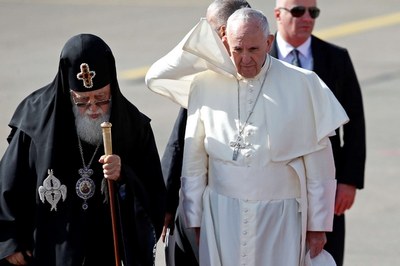 (Il patriarca Ilia II ha accolto il Pontefice all'aeroporto, Lapresse)