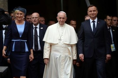 Il Papa con il presidente Duda (foto Lapresse)