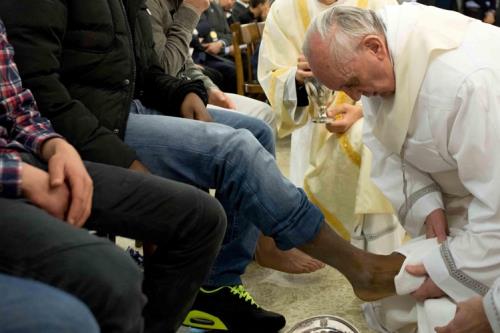 Il Papa nella lavanda dei piedi a Casal del Marmo nel 2013 (Osservatore Romano)