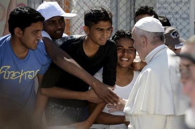 Papa Francesco mentre saluta alcuni profughi nel campo di Moria, a Lesbo (Foto Lapresse)