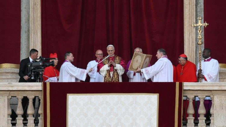 Leone XIV nel saluto alla folla dalla Loggia centrale della Basilica Vaticana (@Vatican Media)