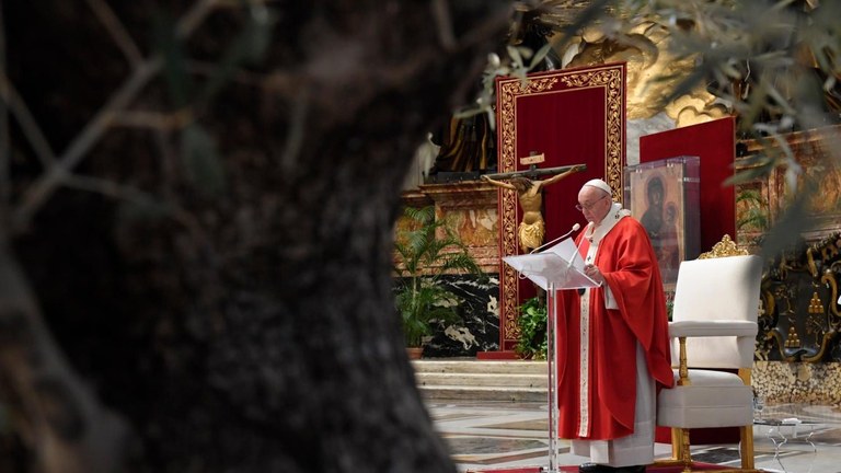 Angelus al termine della Messa della Domenica delle Palme (Vatican Media)