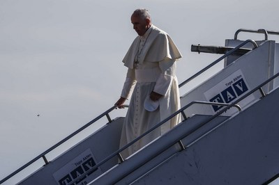 (L'arrivo all'aeroporto di Tbilisi, prima tappa del viaggio, Lapresse)