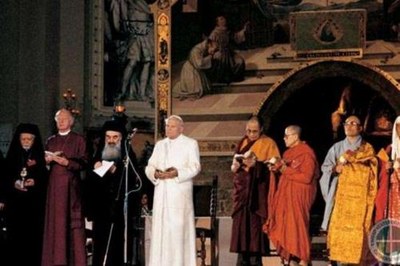 Ad Assisi Giovanni Paolo II e i leader religiosi in una delle passate edizioni dell'incontro internazionale