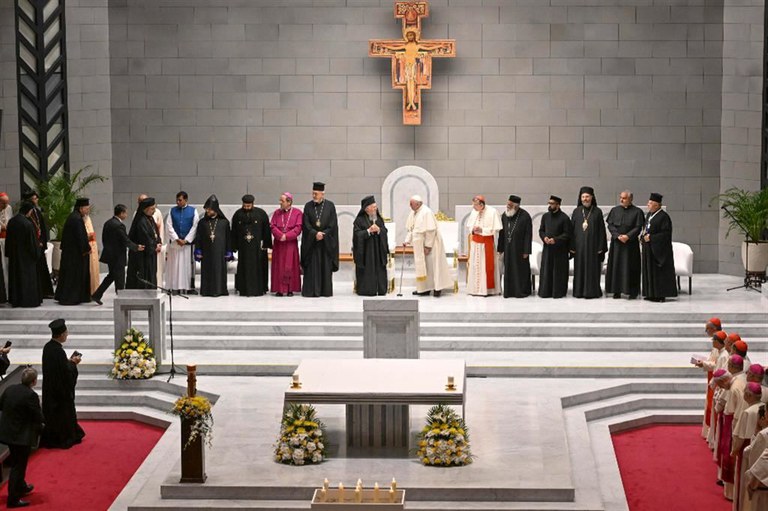 Papa Francesco saluta il patriarca Bartolomeo nella cattedrale di Nostra Signora d'Arabia, ad Awali - Ansa