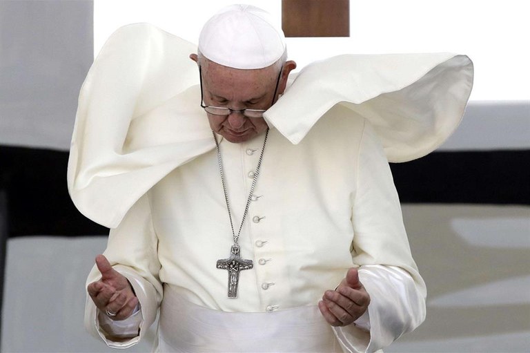 Papa Francesco durante la preghiera per la pace in Medio Oriente stamani sul lungomare di Bari (Ansa)