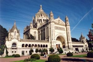 basilica-santa-teresa-di-lisieux-normandia_1544113.jpg