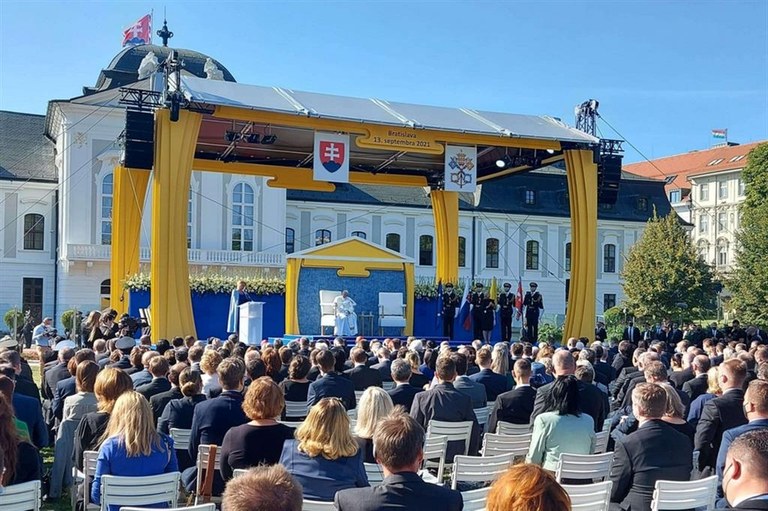 Bratislava. Il Papa: «All'Europa serve solidarietà, non solo ripresa economica»