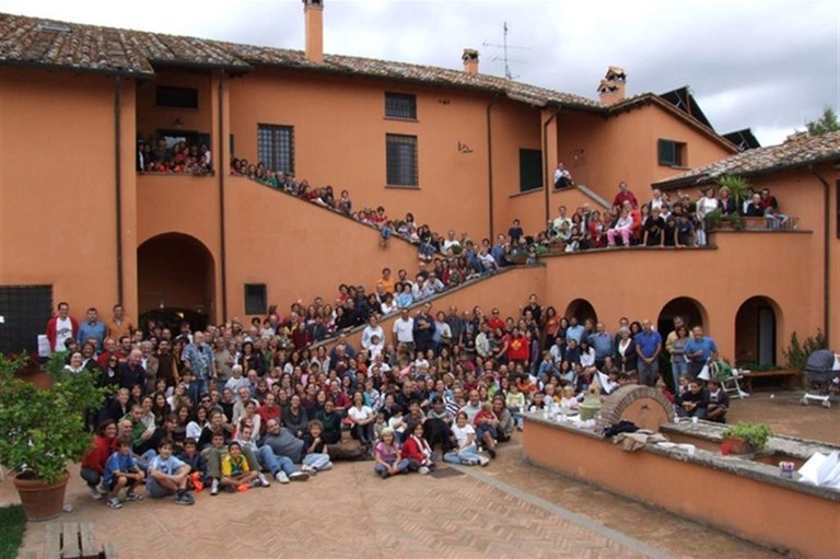 Il casale della comunità di famiglie, nella campagna romana, che festeggia i 30 anni di attività