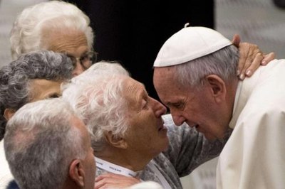 L'abbraccio degli anziani a papa Francesco (Ansa web)