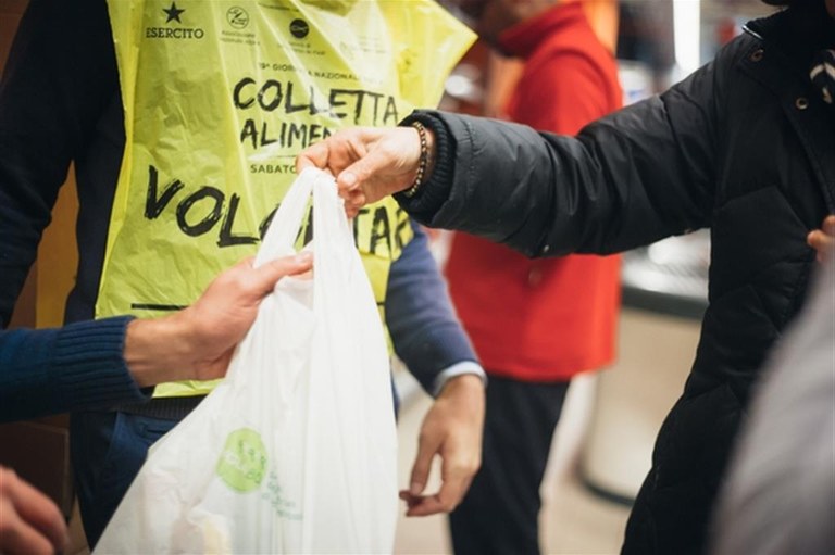 Una immagine della Colletta alimentare indetta dalla Fondazione Banco Alimentare - Banco Alimentare