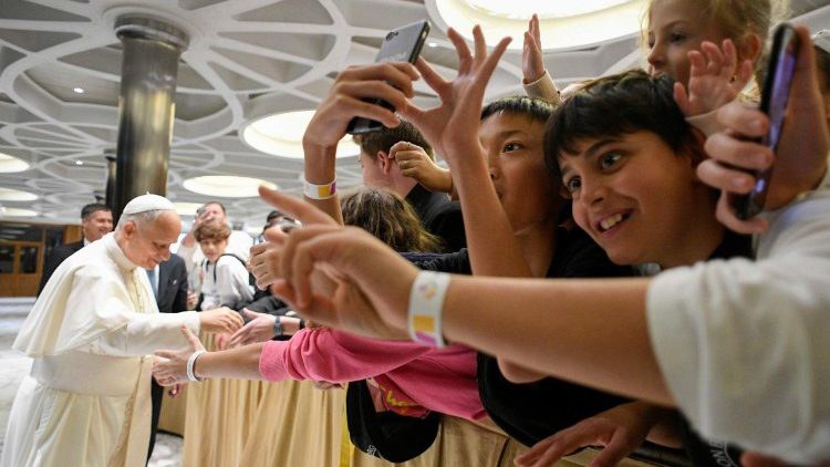 Il Papa nell'atrio dell'Aula Paolo VI   (@Vatican Media)  cq5dam.thumbnail.cropped.750.422.jpeg