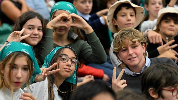 Un gruppo di ragazzi nell'Aula Paolo VI   (@Vatican Media) cq5dam.thumbnail.cropped.750.422.jpeg