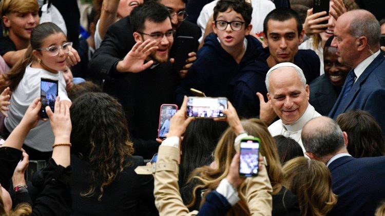 Il Papa tra i giovani nell'Aula Paolo VI   (@Vatican Media)  cq5dam.thumbnail.cropped.750.422.jpeg