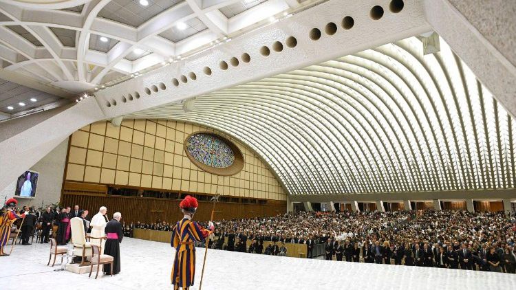 L'Aula Paolo VI gremita di giovani   (@Vatican Media) cq5dam.thumbnail.cropped.750.422.jpeg