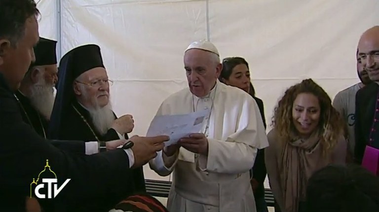 La consegna dei disegni dei bambini