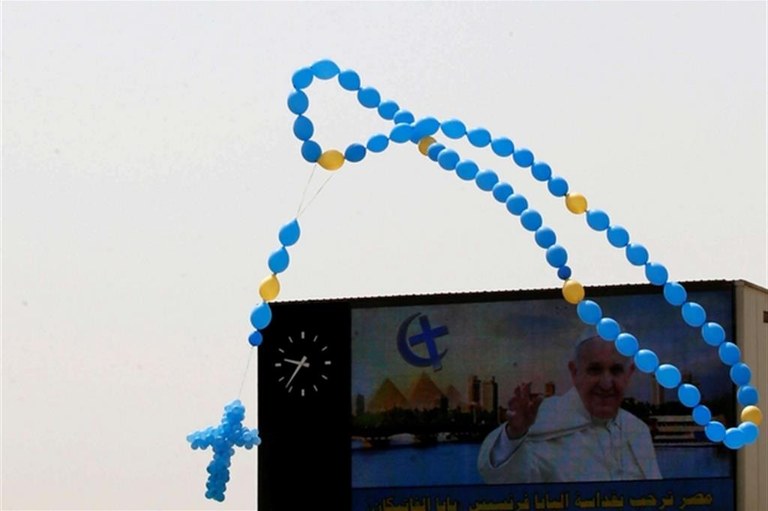 Un Rosario di palloncini nel cielo egiziano (Ap)