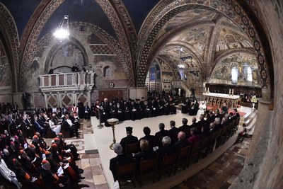 Preghiera ecumenica dei cristiani col Papa nella Basilica inferiore (Siciliani)