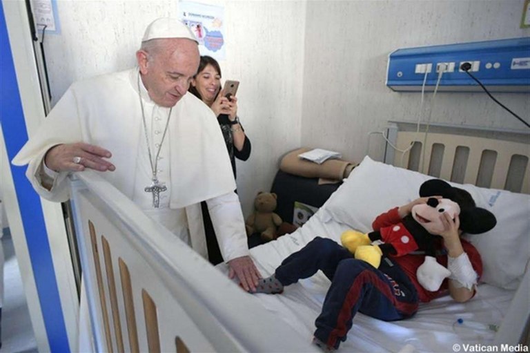 Epifania. Il Papa visita a sorpresa i bambini del Bambino Gesù di Palidoro