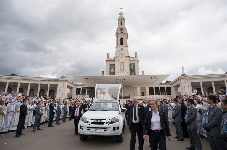 Fatima. Il Papa: uniti con la Vergine, invochiamo la pace e la fine della pandemia