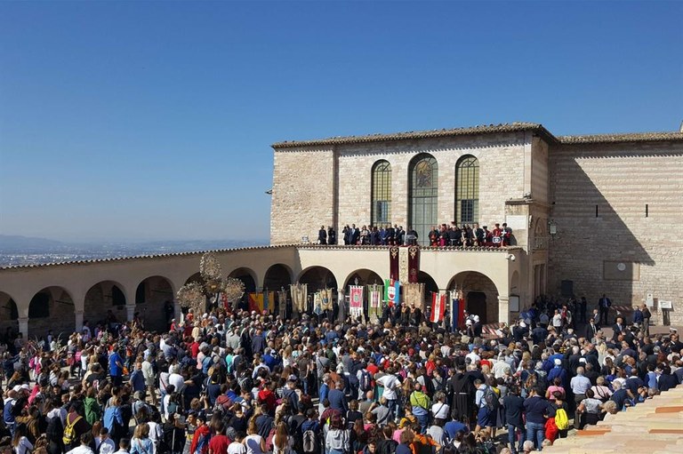 Al termine della celebrazione il saluto delle autorità dalla Loggia della Basilica (foto Mimmo Muolo)