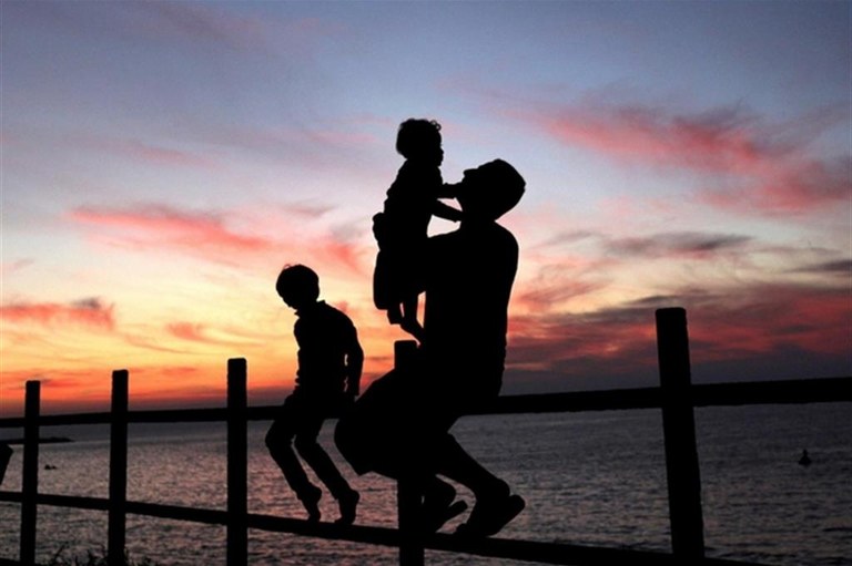 Un padre coi figli (Ansa)