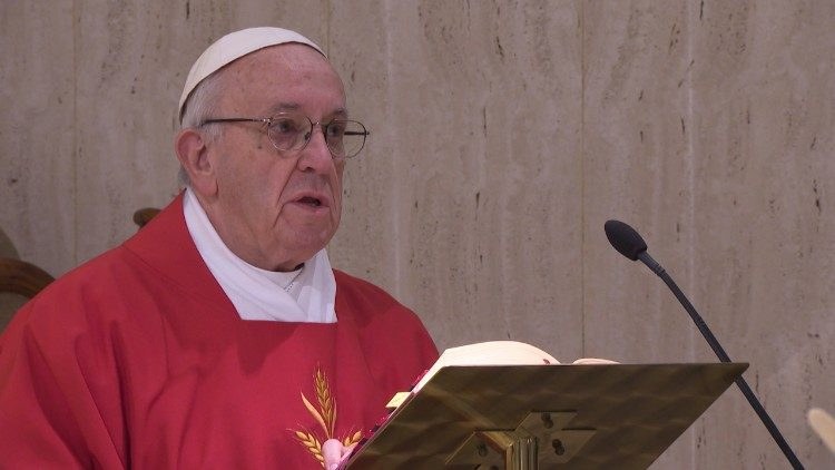 Francesco a Santa Marta: insegnate ad adorare in silenzio