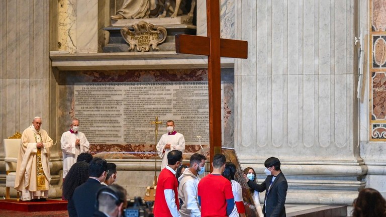 Francesco ai giovani: non "vivacchiate", scegliere Dio rende felici