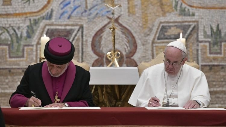 Papa Francesco e S.S. Mar Gewargis III, firmano la Dichiarazione comune (Vatican Media)