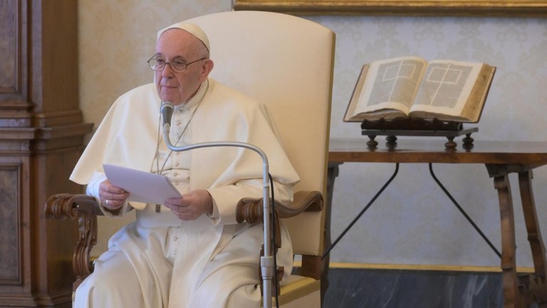 Francesco: i giorni del Triduo a casa tra Crocifisso e Vangelo