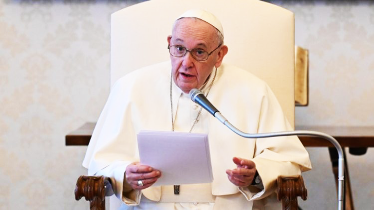 Francesco: la preghiera vocale ci porta per mano a Dio