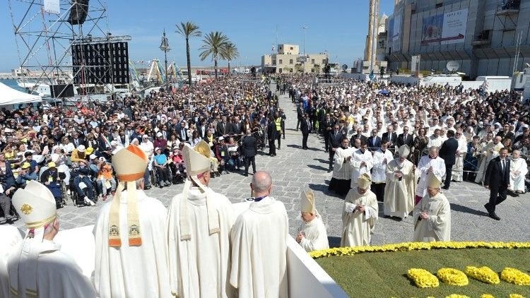 Papa Francesco concelebra la Messa a Molfetta (Bari) (Vatican Media)