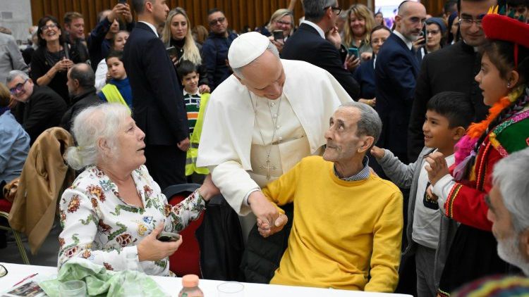 Leone XIV durante il Pranzo con i Poveri in Aula Paolo VI lo scorso 16 novembre 20205. (@Vatican Media)