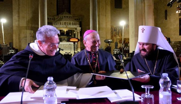 Il rettore della Basilica di San Nicola, padre Distante, l'arcivescovo Cacucci e il Metropolita Hilarion alla presentazione del libro sulla traslazione di San Nicola, 19 dicembre 2018